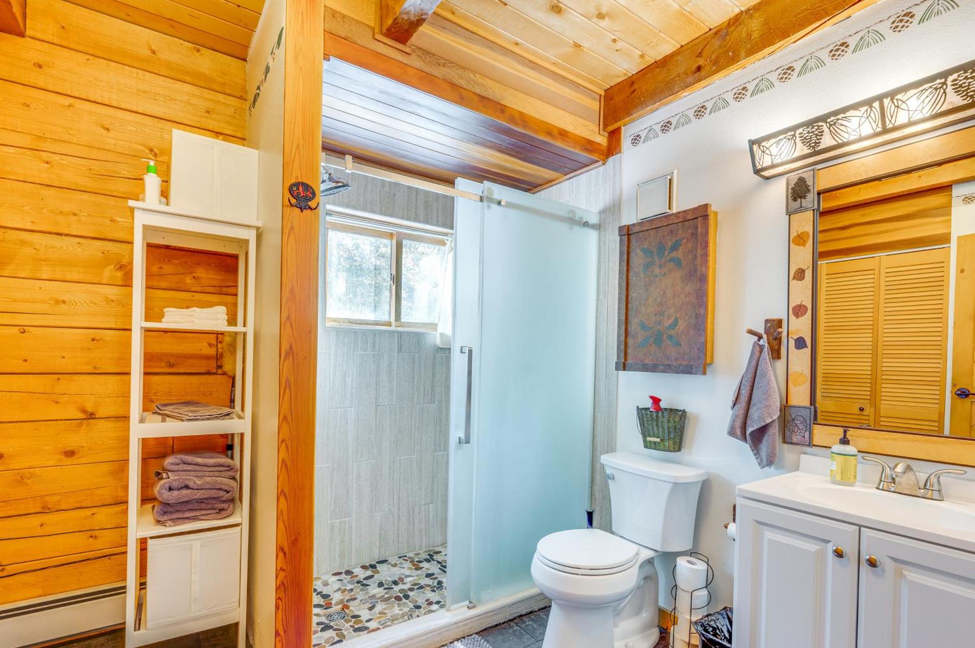 Deck, Fire Pit and Grill Log Cabin in Black Hawk