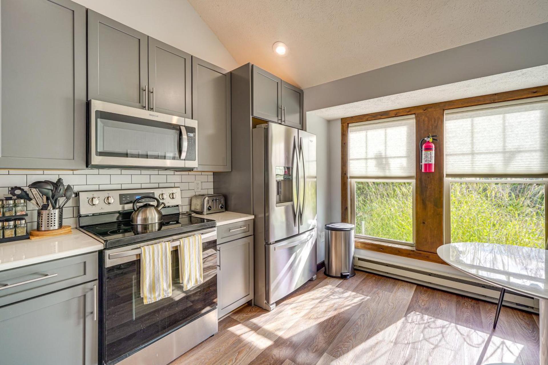 Spacious Modern Home about 1 Mi to Camelback Mountain!