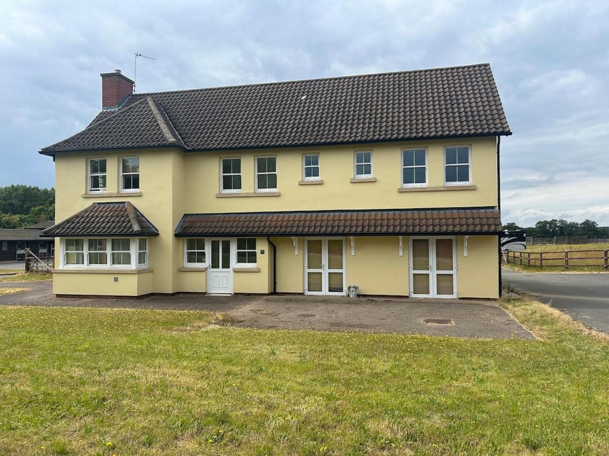 Forest holiday home with option to bring your horse & Hot Tub