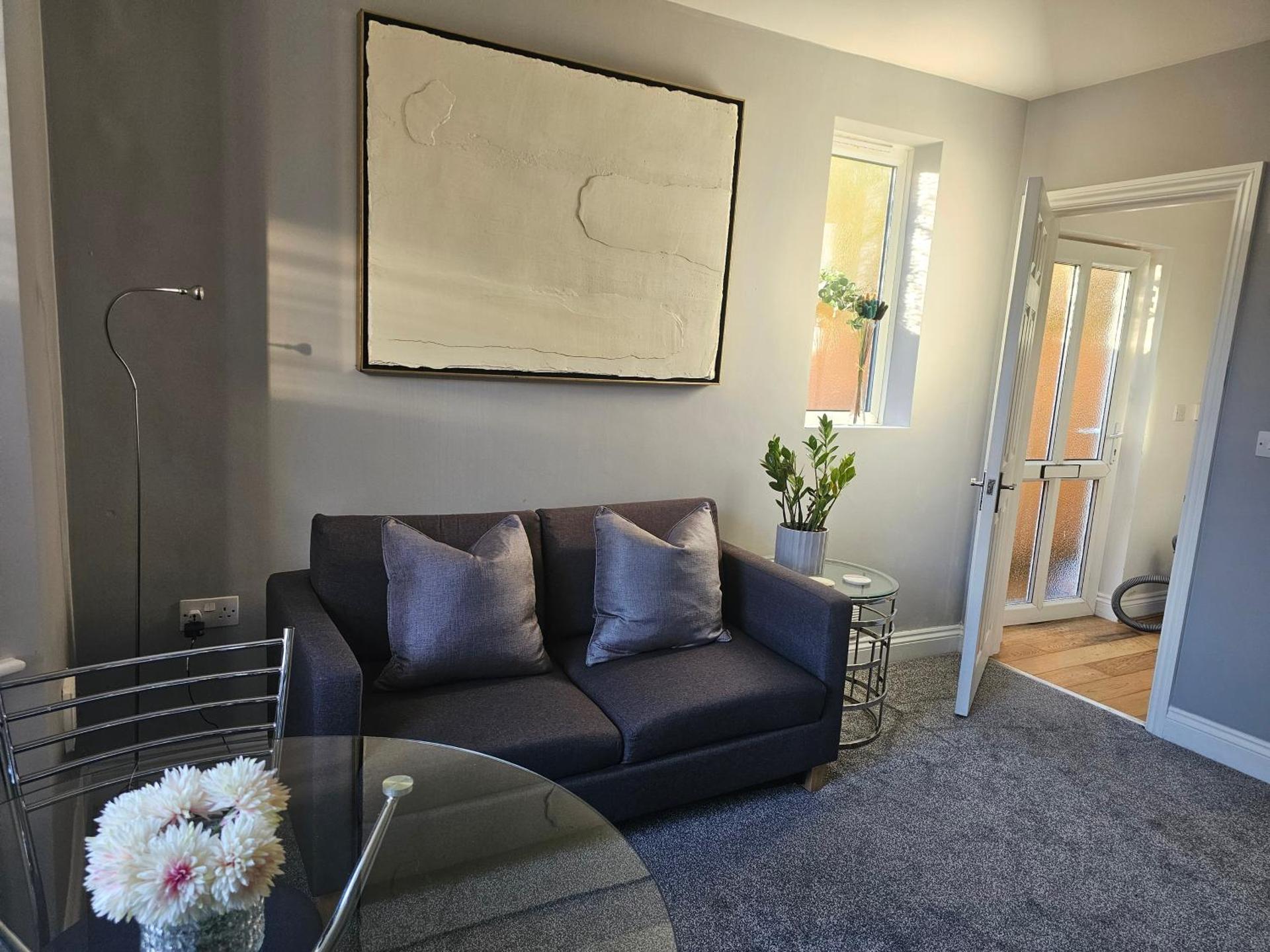 Stay Zen Apartments - Free Parking & Private Garden Ground Floor Central Woking - Business & Leisure