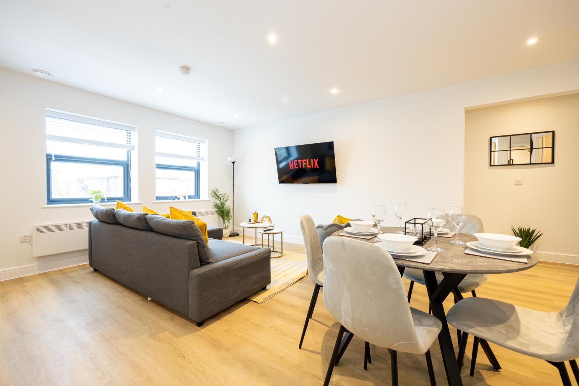 Modern 2 Bed near Wythenshawe Hospital and Manchester Airport With Parking