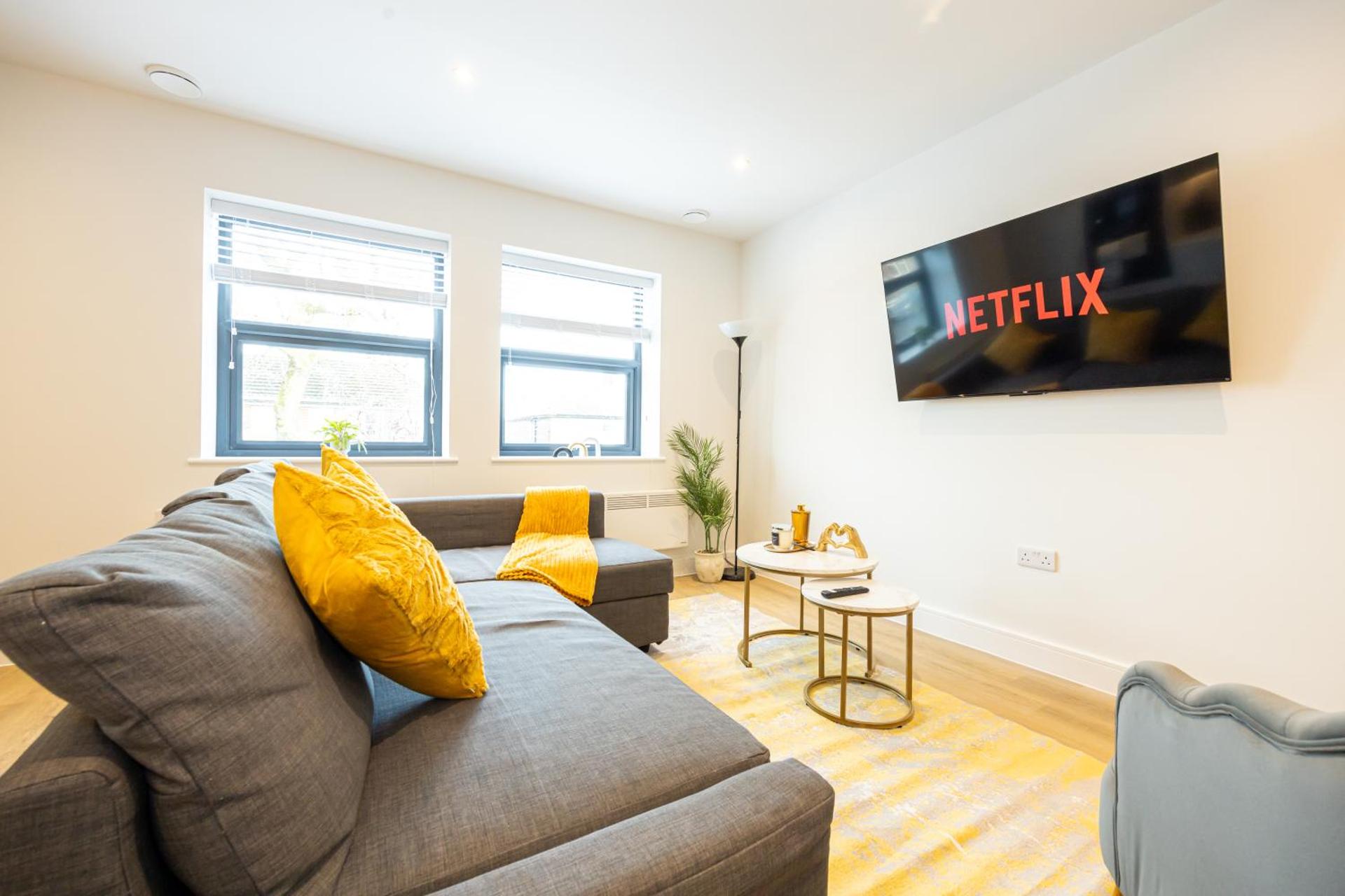 Modern 2 Bed near Wythenshawe Hospital and Manchester Airport With Parking