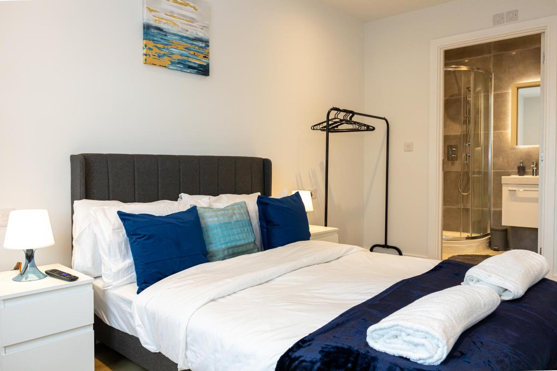 Modern 2 Bed near Wythenshawe Hospital and Manchester Airport With Parking