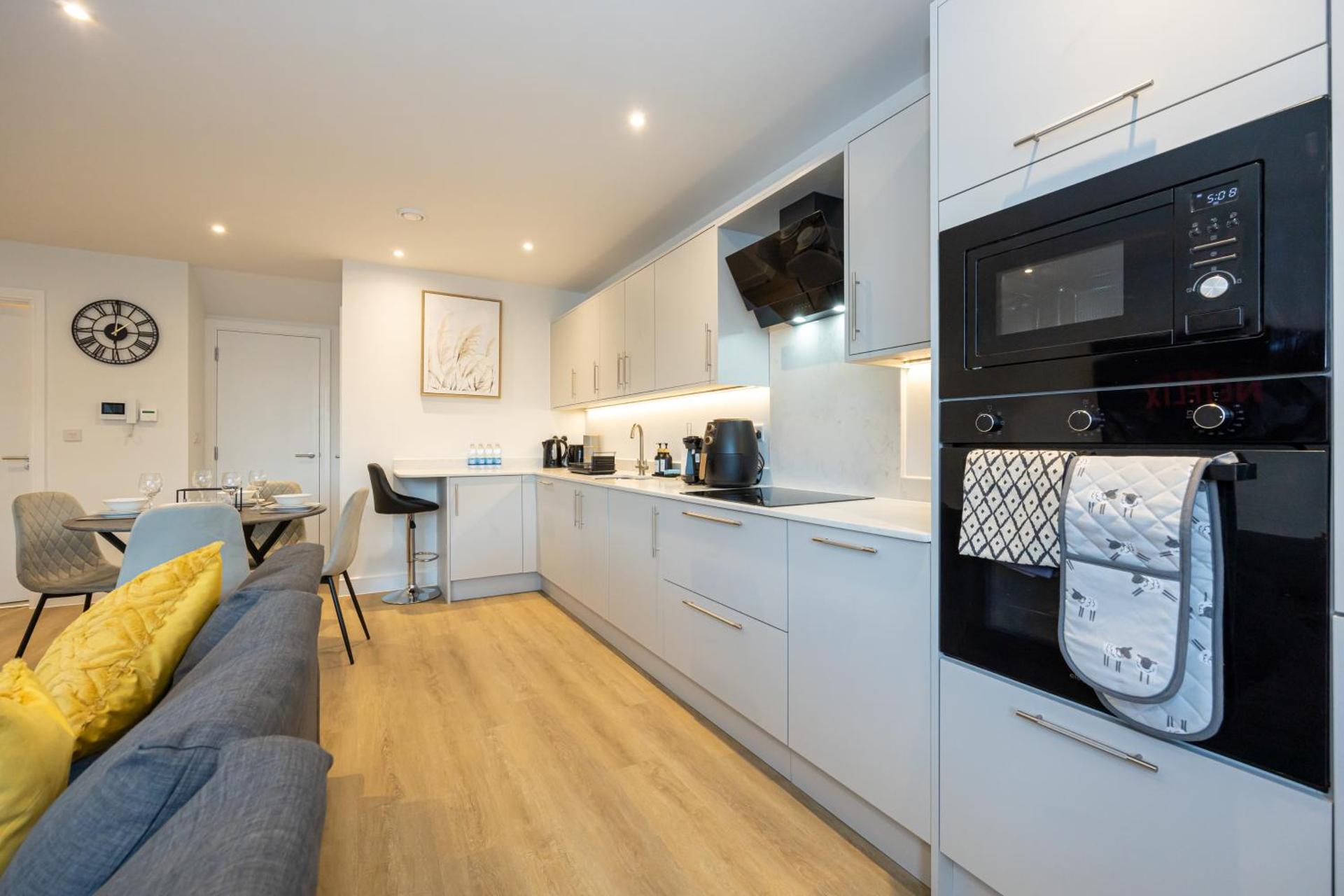 Modern 2 Bed near Wythenshawe Hospital and Manchester Airport With Parking