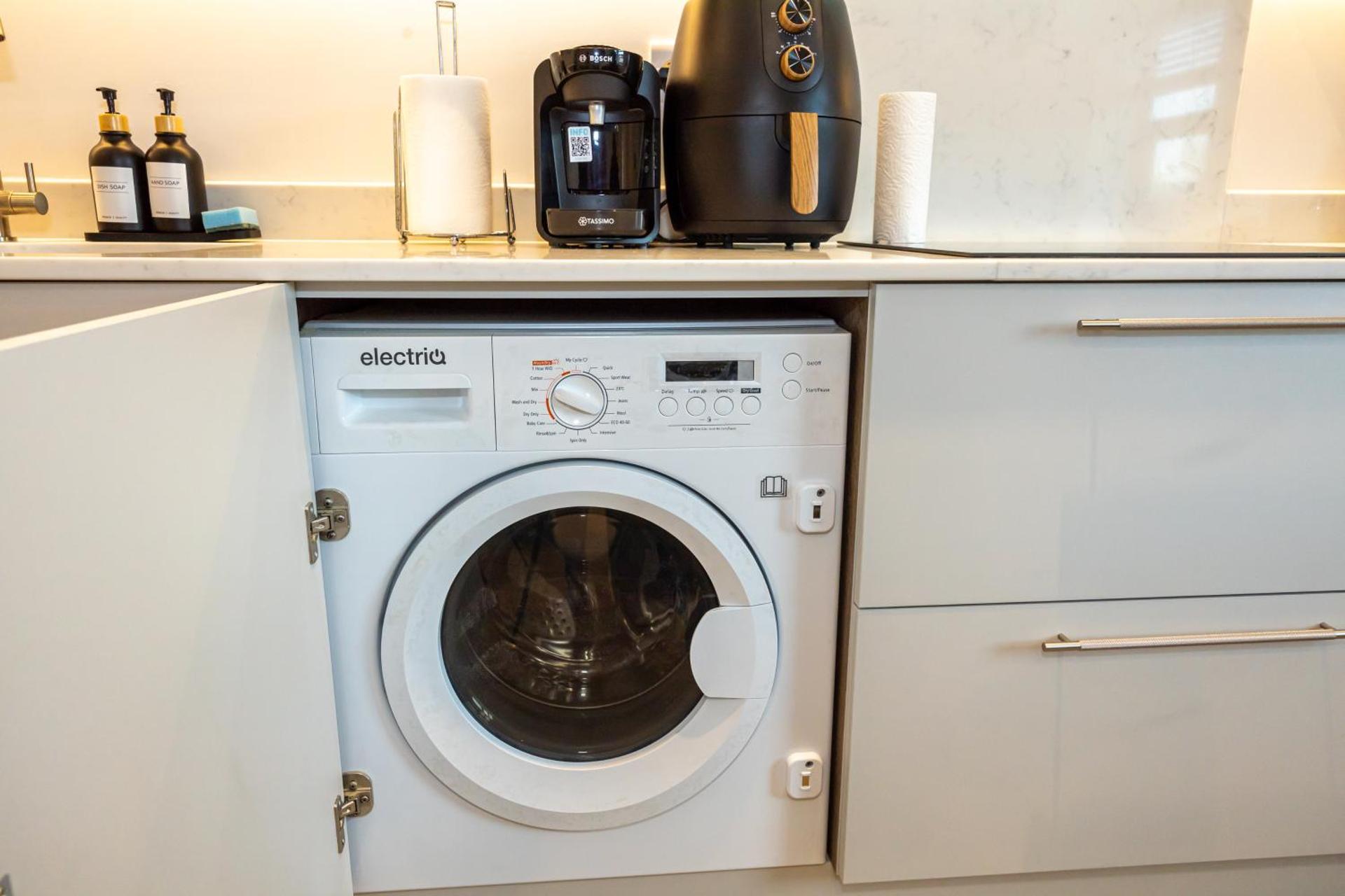 Modern 2 Bed near Wythenshawe Hospital and Manchester Airport With Parking