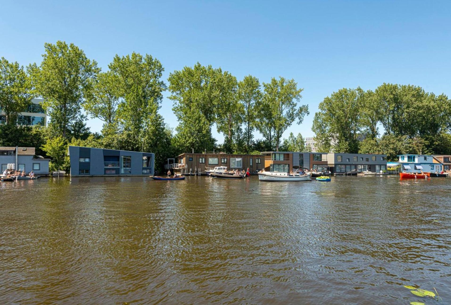 NOVA Houseboat DELUXE Free Bikes