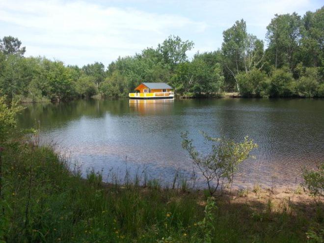 Chalet flottant sur lac et spa