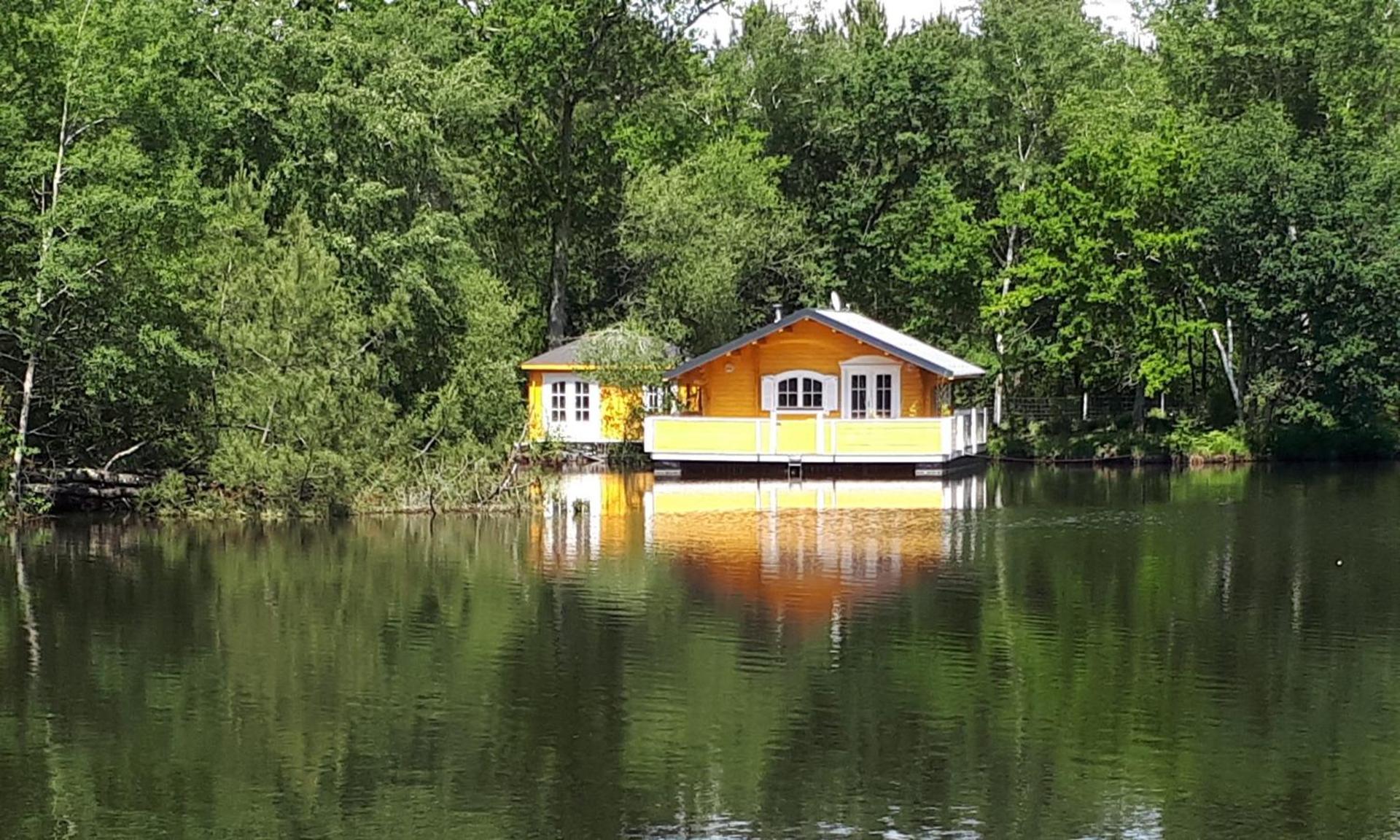 Chalet flottant sur lac et spa