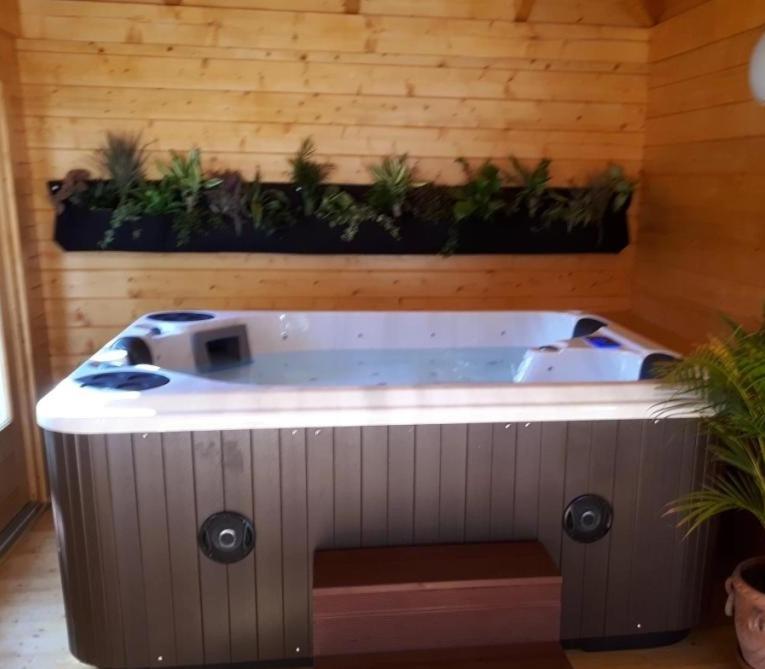 Chalet flottant sur lac et spa