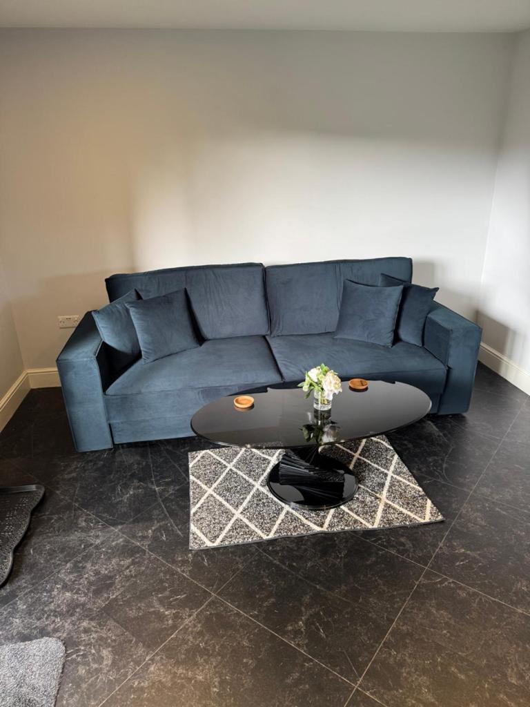 Thistle Lodge - Quiet Garden lodge with off road parking