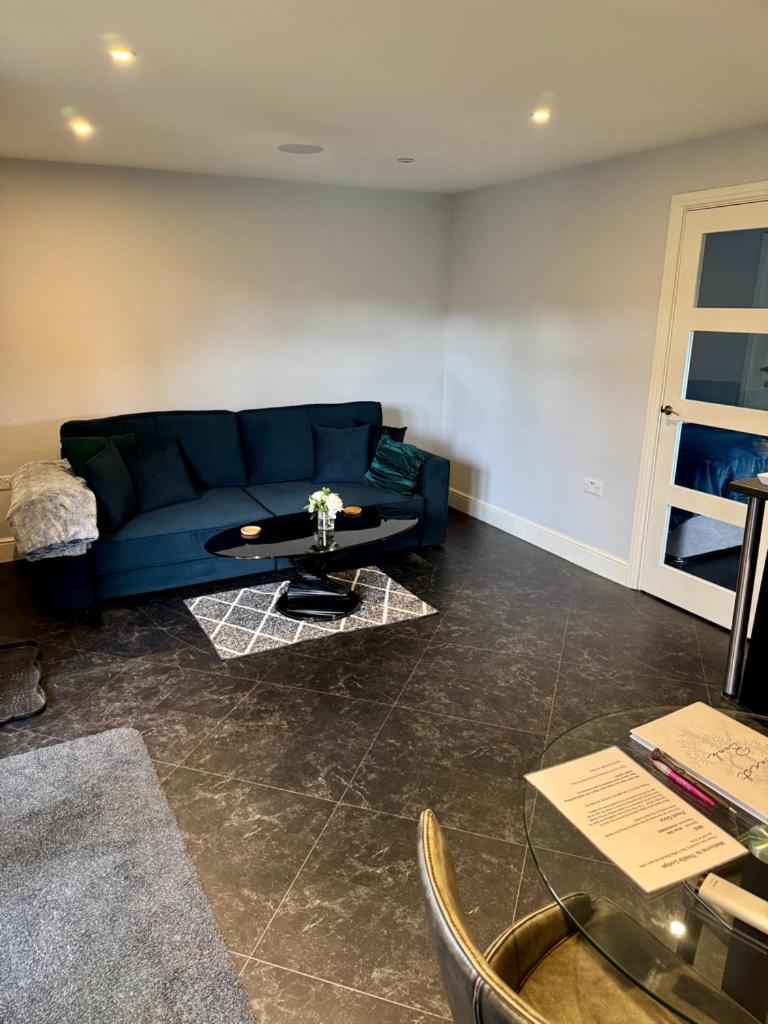 Thistle Lodge - Quiet Garden lodge with off road parking