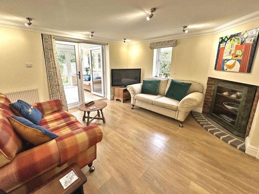 Communal lounge/ TV room