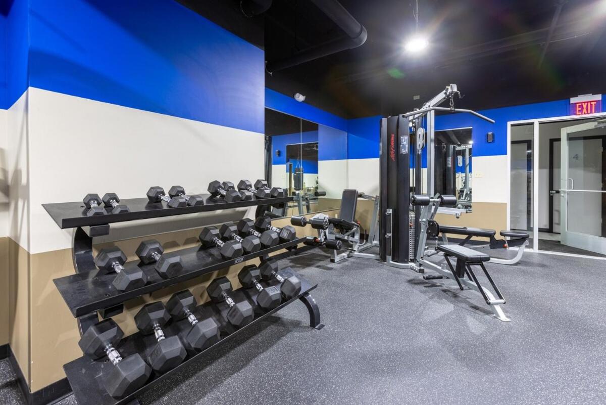 King Bed - Heart of PB - Jaw-Dropping Rooftop and Gym