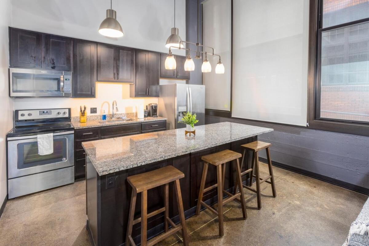 King Bed - Heart of PB - Jaw-Dropping Rooftop and Gym