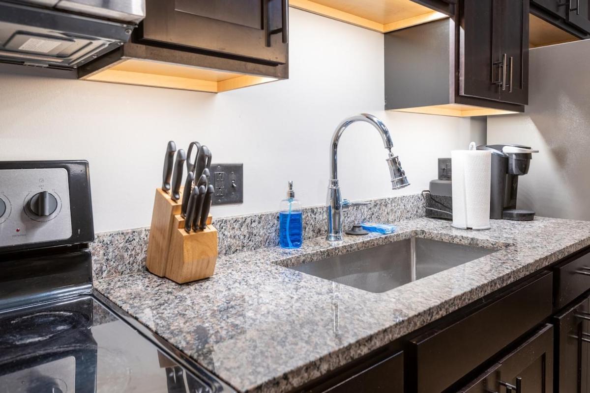 King Bed - Heart of PB - Jaw-Dropping Rooftop and Gym