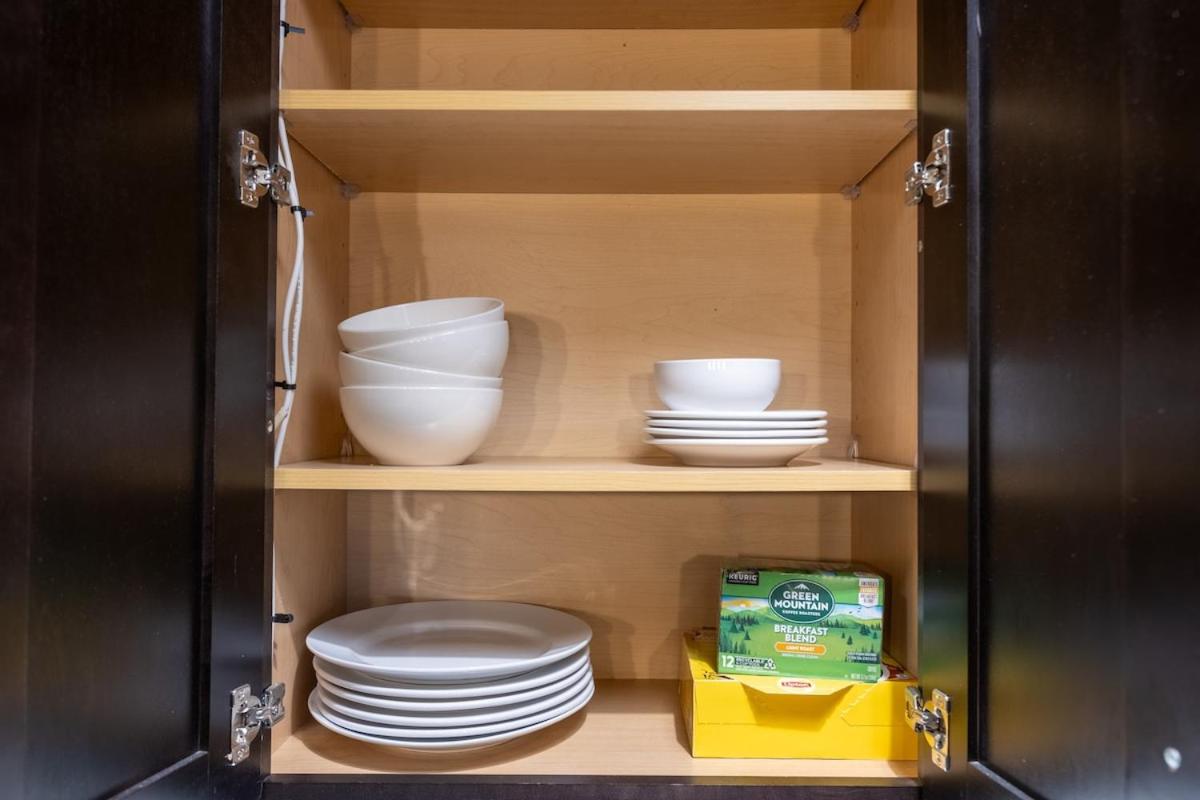 King Bed - Heart of PB - Jaw-Dropping Rooftop and Gym