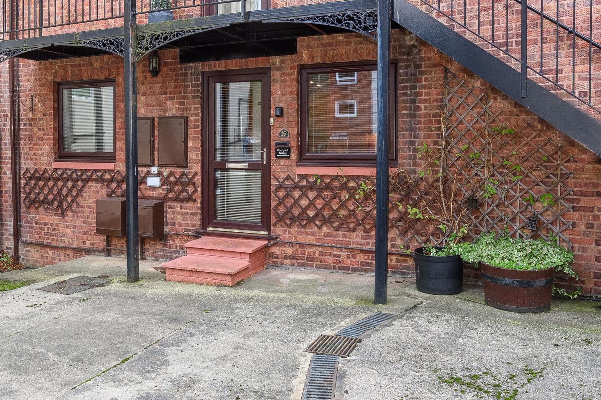 Courtyard Cottage with free onsite parking, garden, short flat walk to town