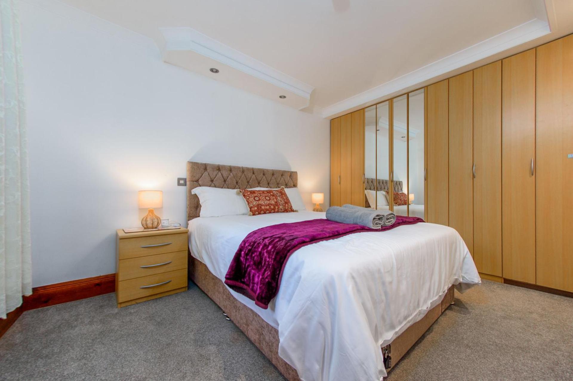 Courtyard Cottage with free onsite parking, garden, short flat walk to town