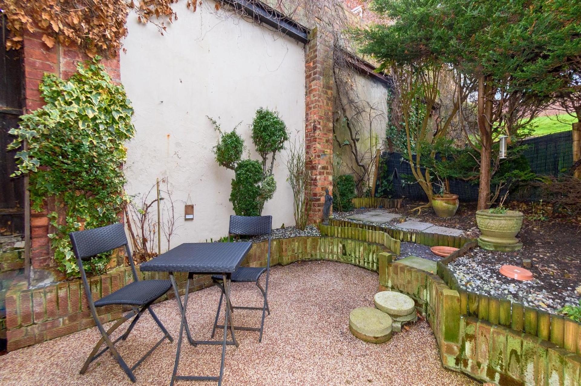 Courtyard Cottage with free onsite parking, garden, short flat walk to town