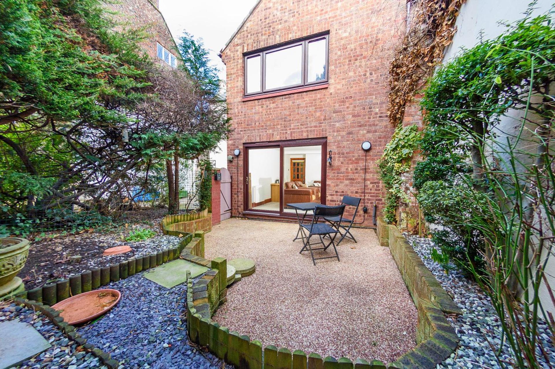 Courtyard Cottage with free onsite parking, garden, short flat walk to town