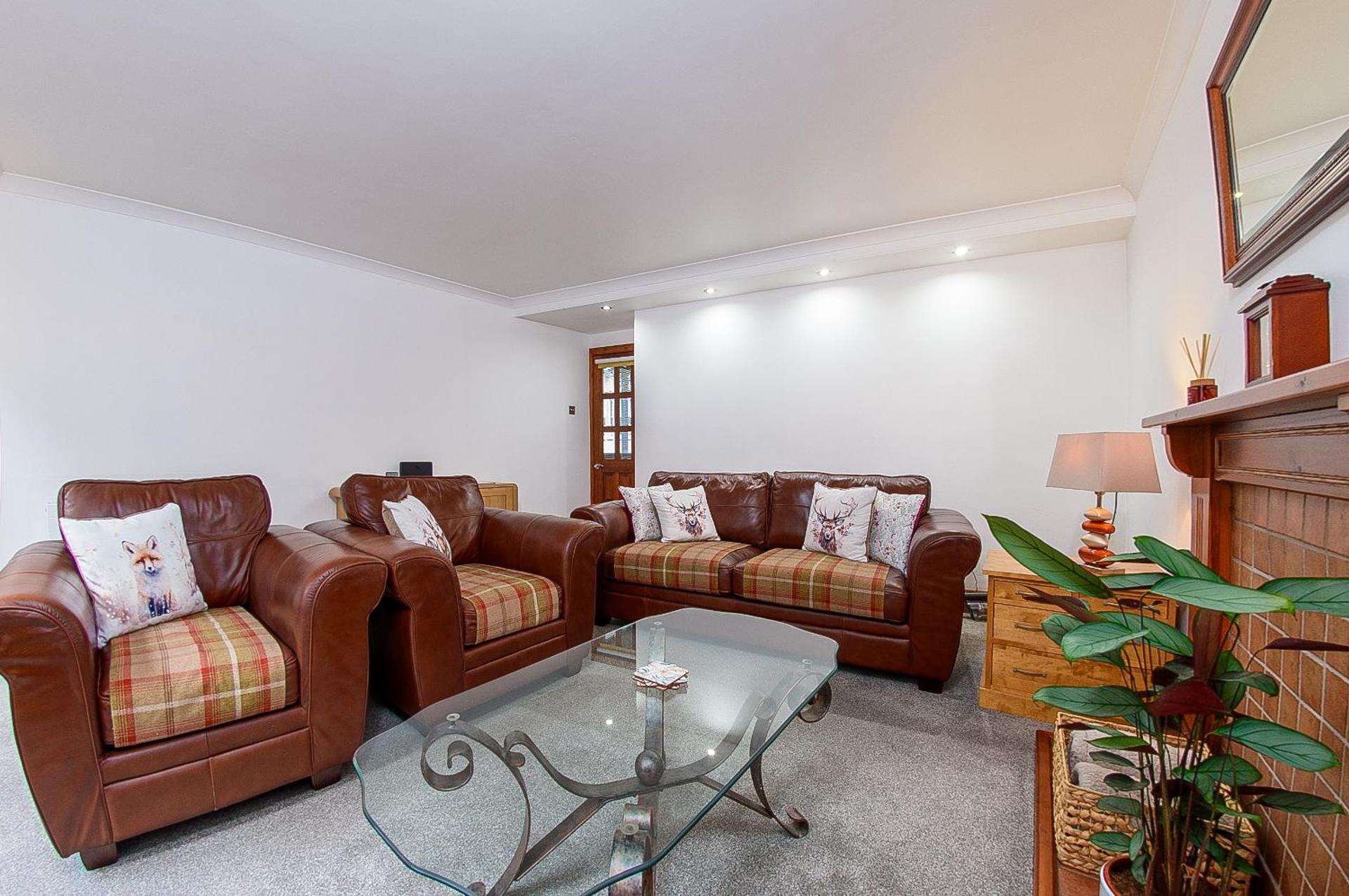 Courtyard Cottage with free onsite parking, garden, short flat walk to town