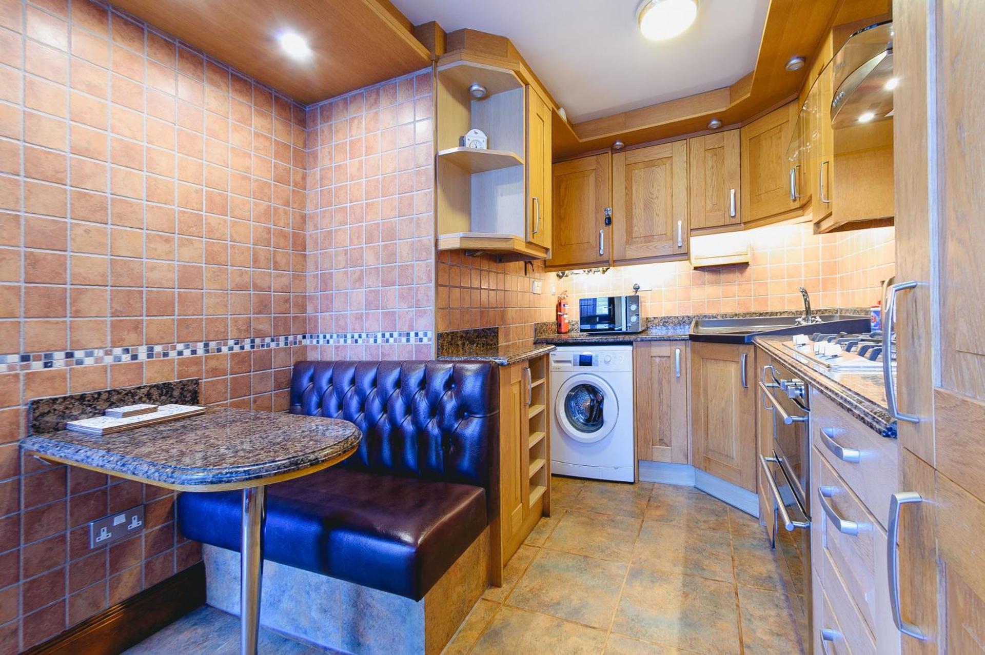 Courtyard Cottage with free onsite parking, garden, short flat walk to town