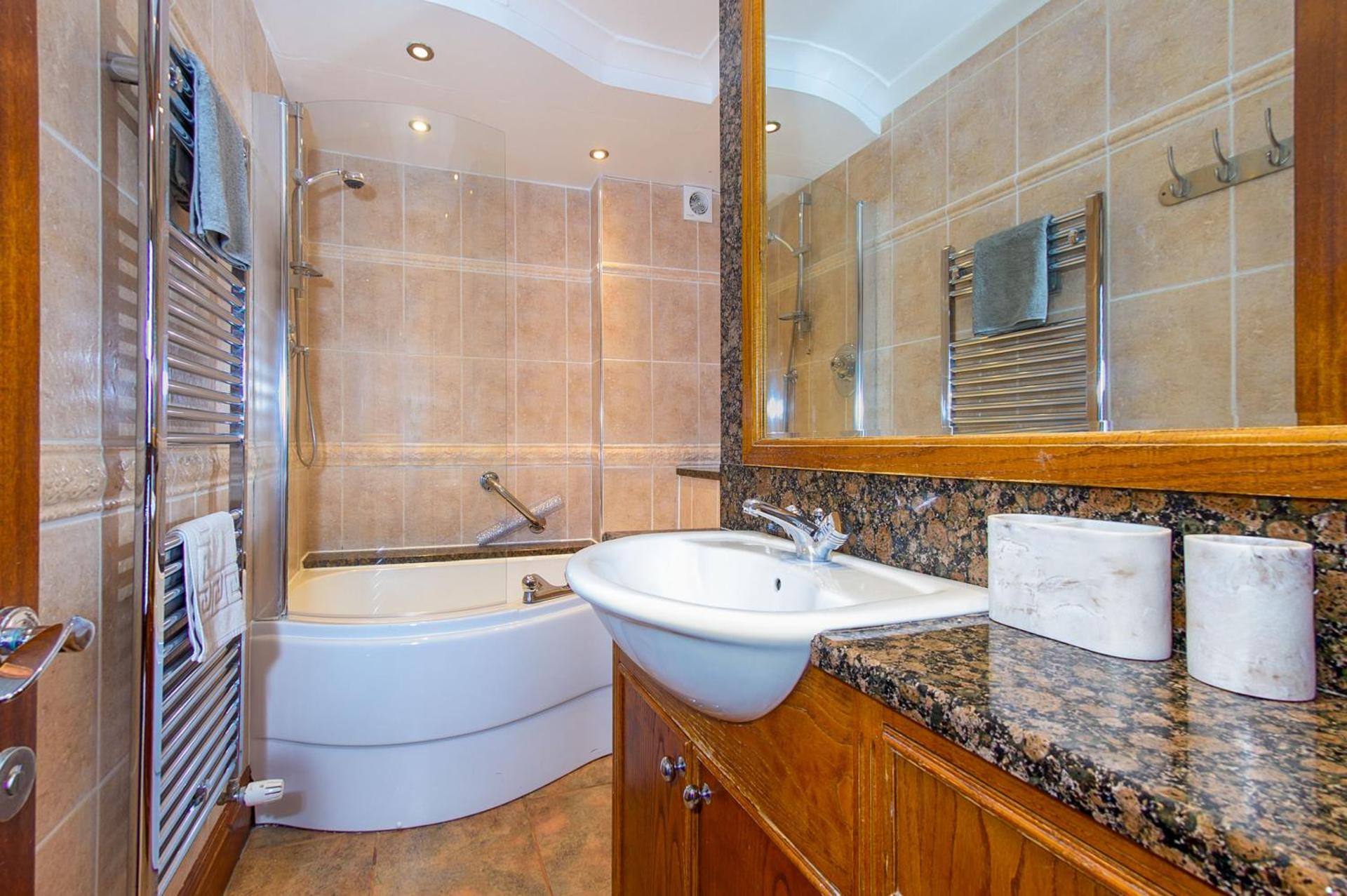 Courtyard Cottage with free onsite parking, garden, short flat walk to town