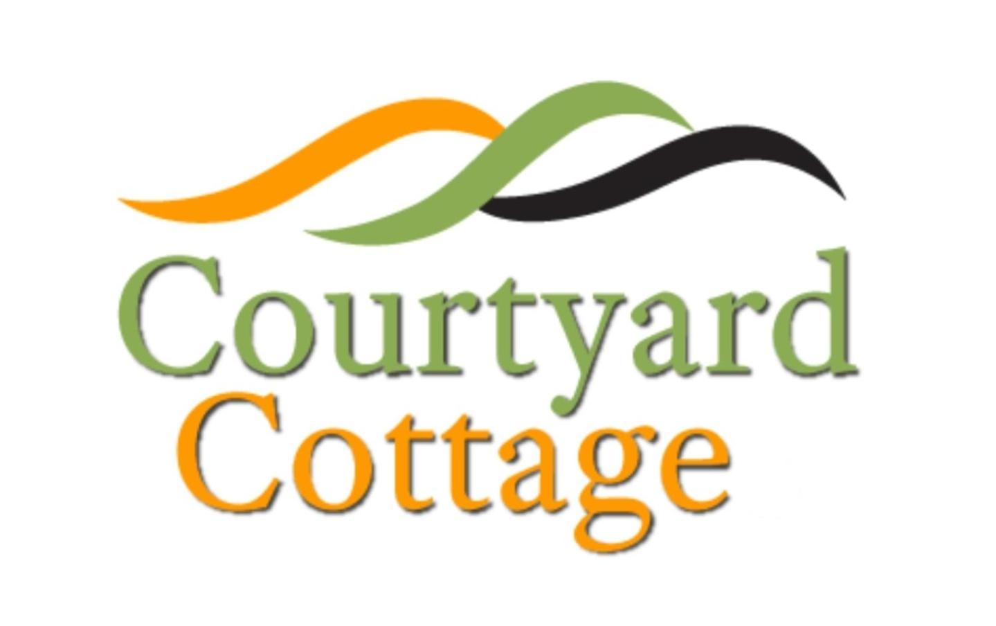 Courtyard Cottage with free onsite parking, garden, short flat walk to town