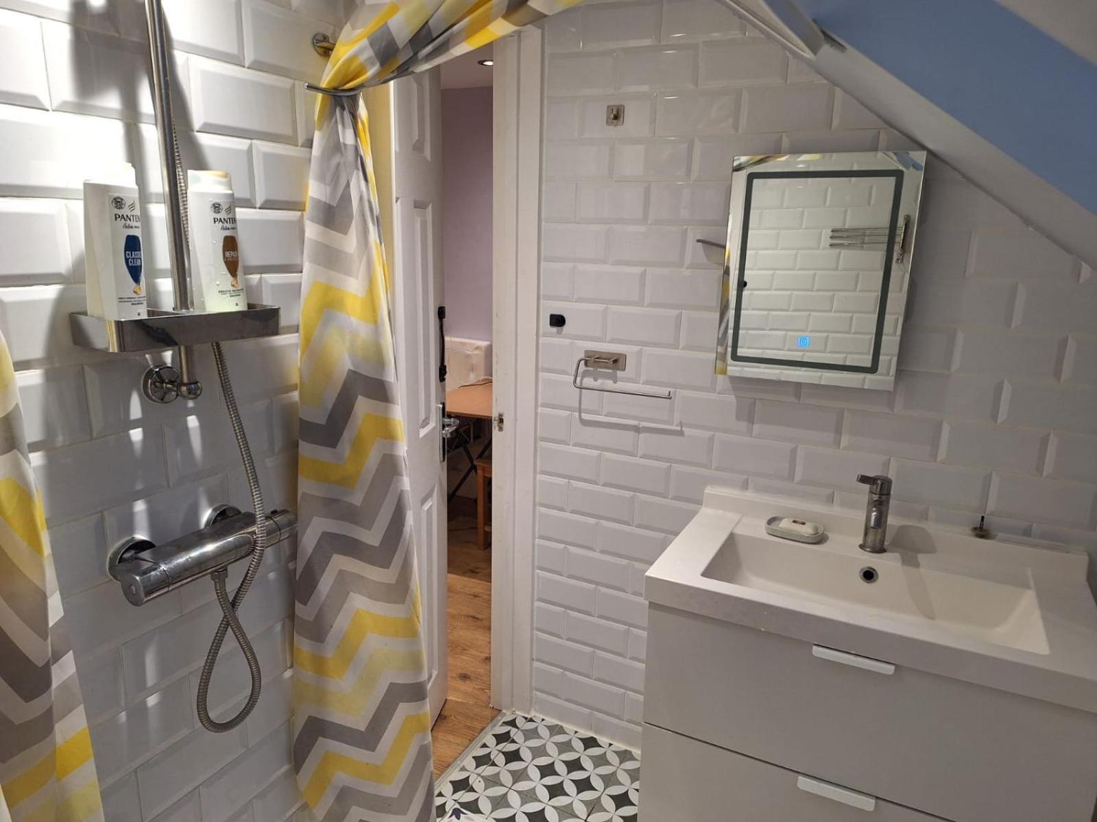 Popular Guest House - London - Gatwick - PRUH - Free Parking - Train from London Bridge"