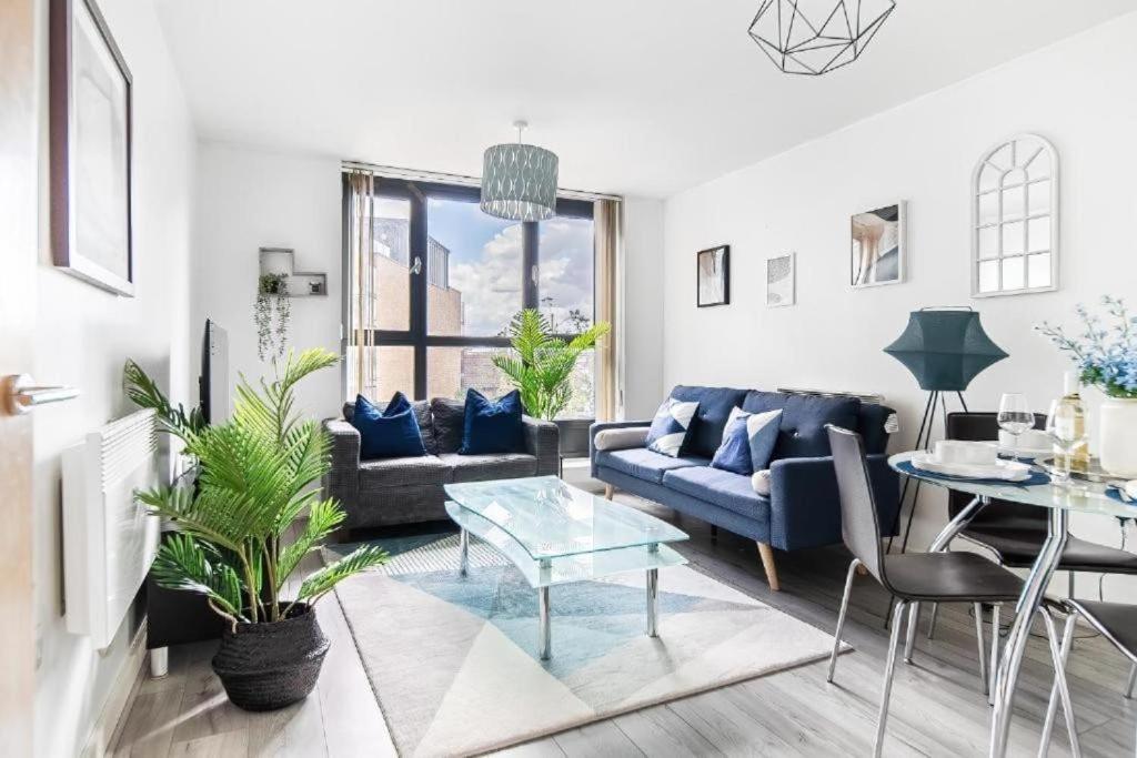 Lavish London Apartment - Secure with parking