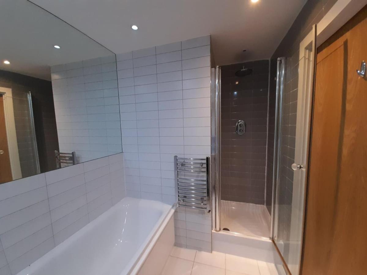 Lavish London Apartment - Secure with parking