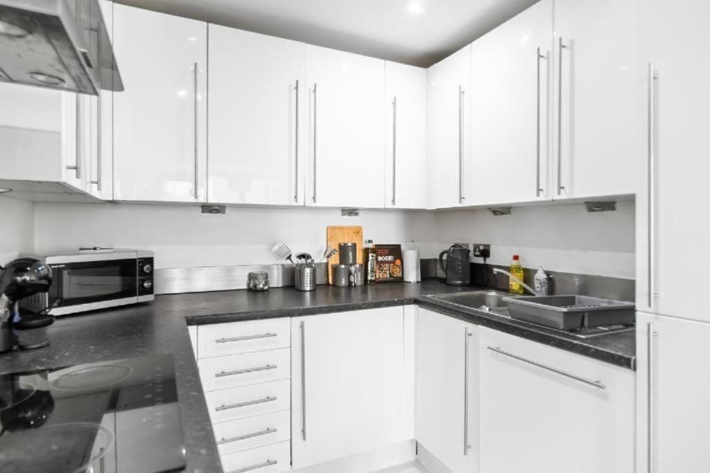 Lavish London Apartment - Secure with parking