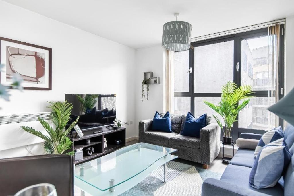 Lavish London Apartment - Secure with parking