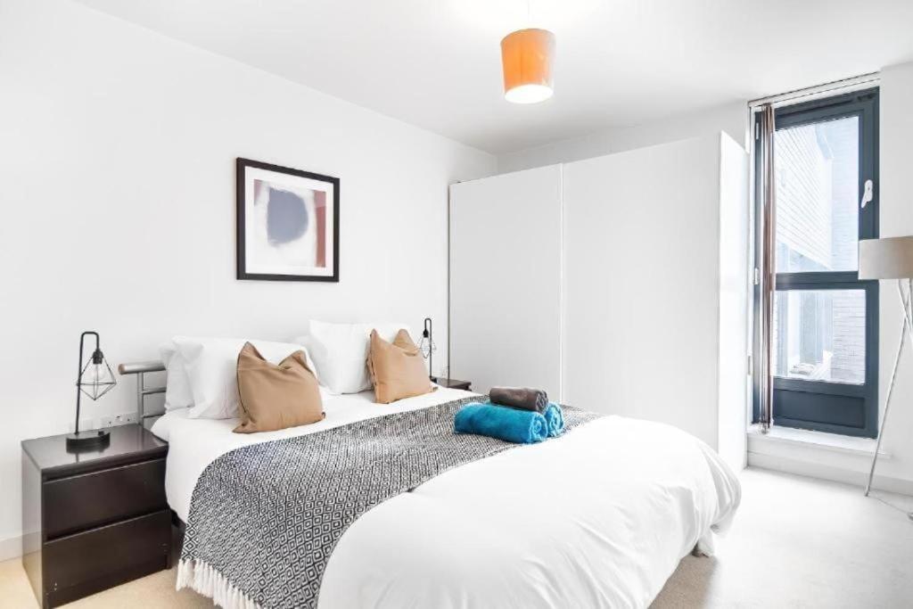 Lavish London Apartment - Secure with parking