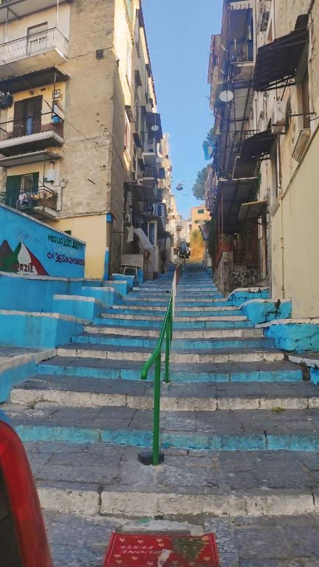 Tra i giardini della scalinata di San Gennaro