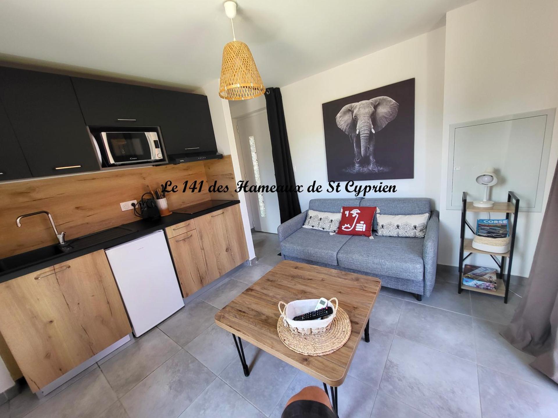 Joli T2 climatisé au calme à 10 mm de Porto-Vecchio dans une résidence de tourisme