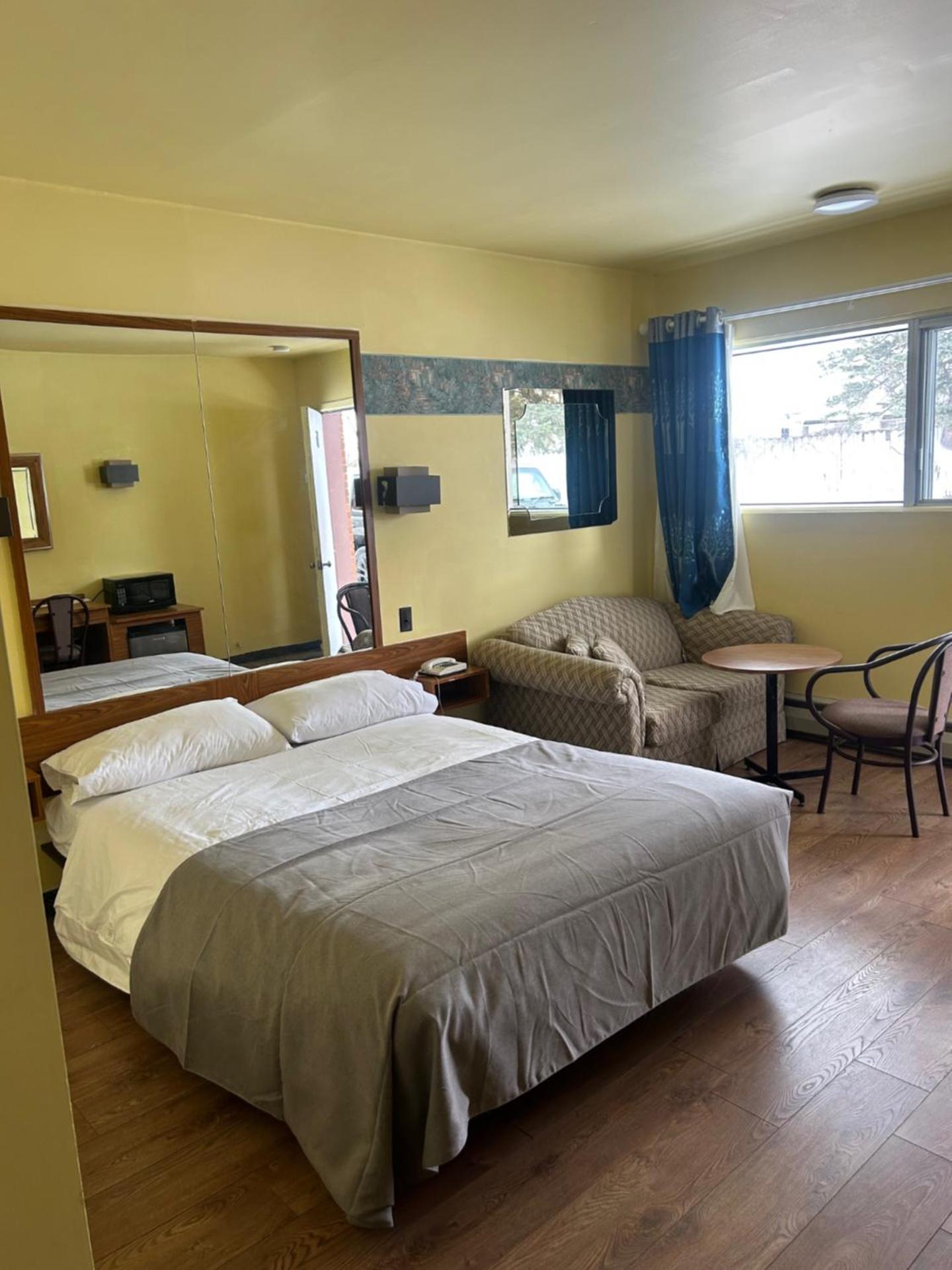 Queen Room - Non-Smoking