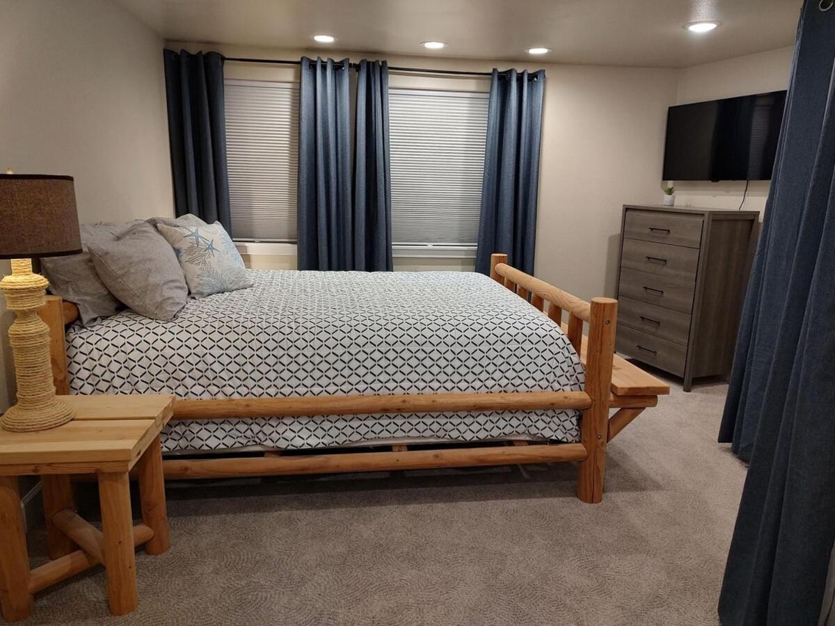 Cozy Harborside Condo, Florence