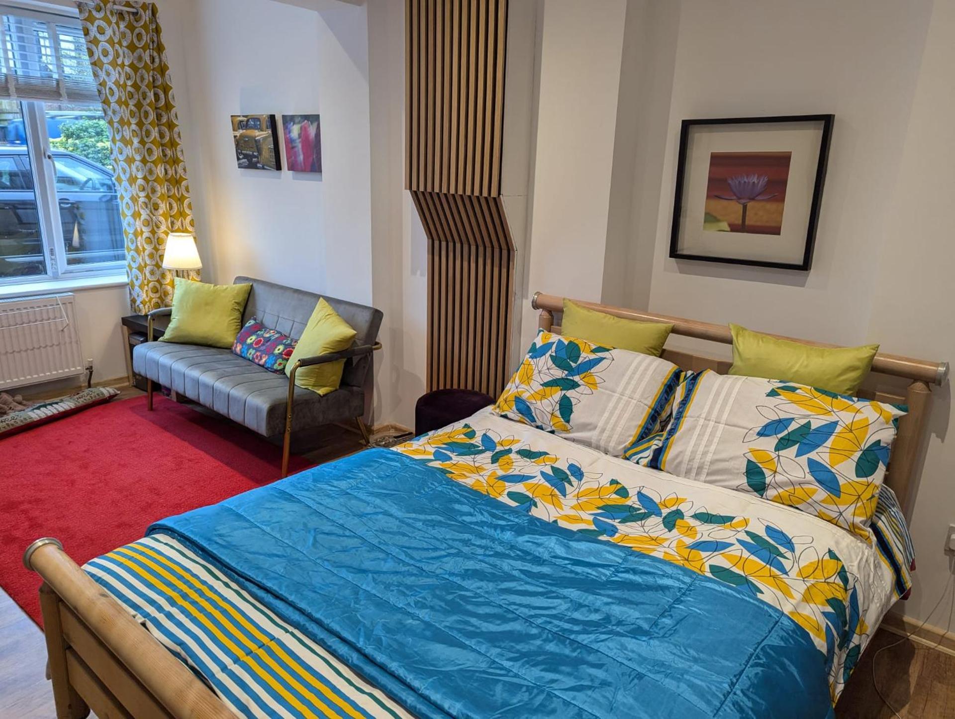 Cozy En-Suite Room with Free Parking Included