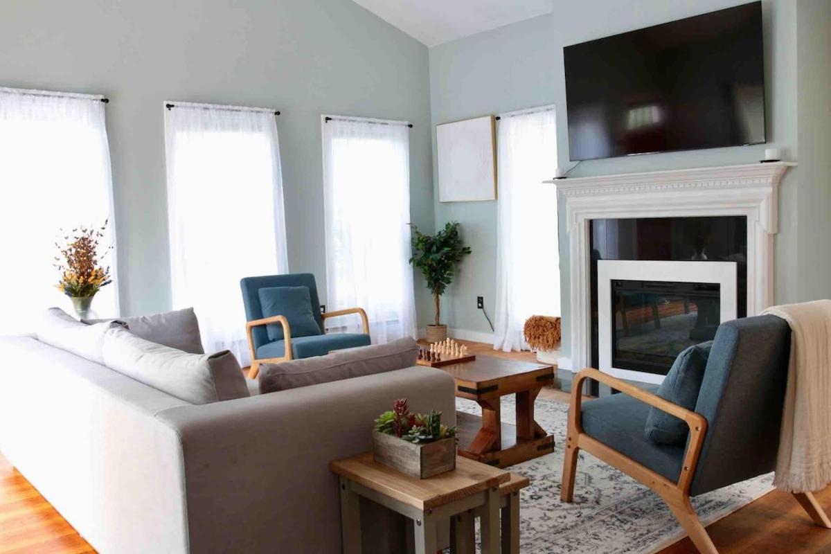 Bright, Airy Home in Hudson!