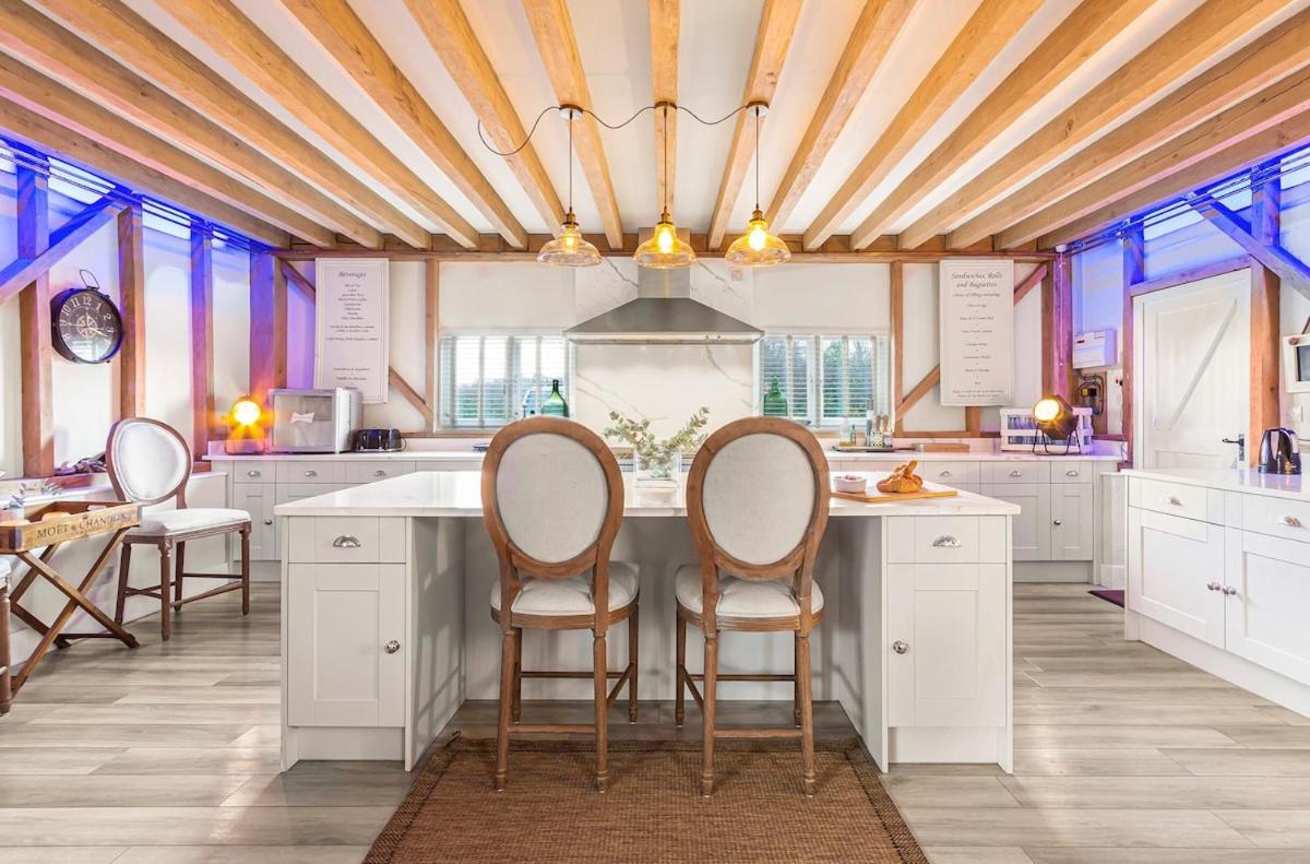 The Dairy Cottage with hot tub & pizza oven