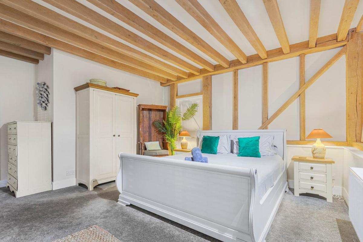 The Dairy Cottage with hot tub & pizza oven