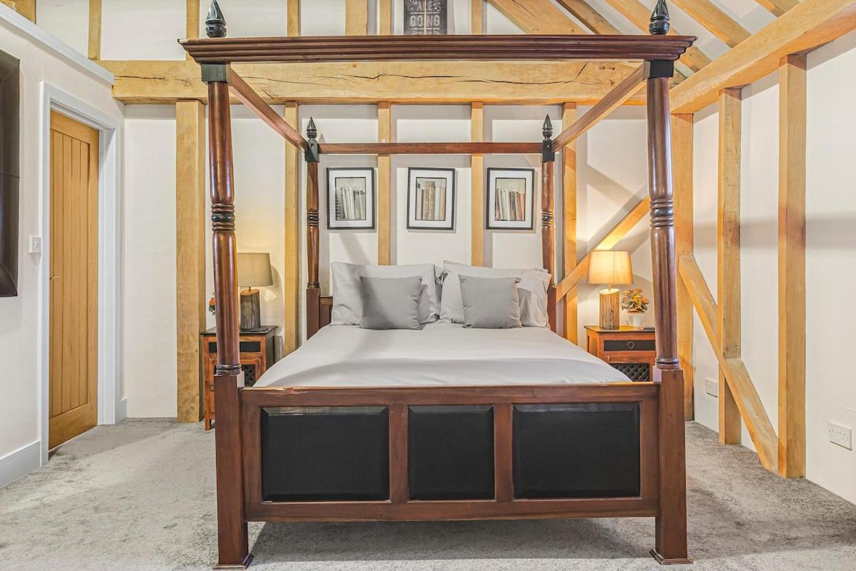 The Dairy Cottage with hot tub & pizza oven