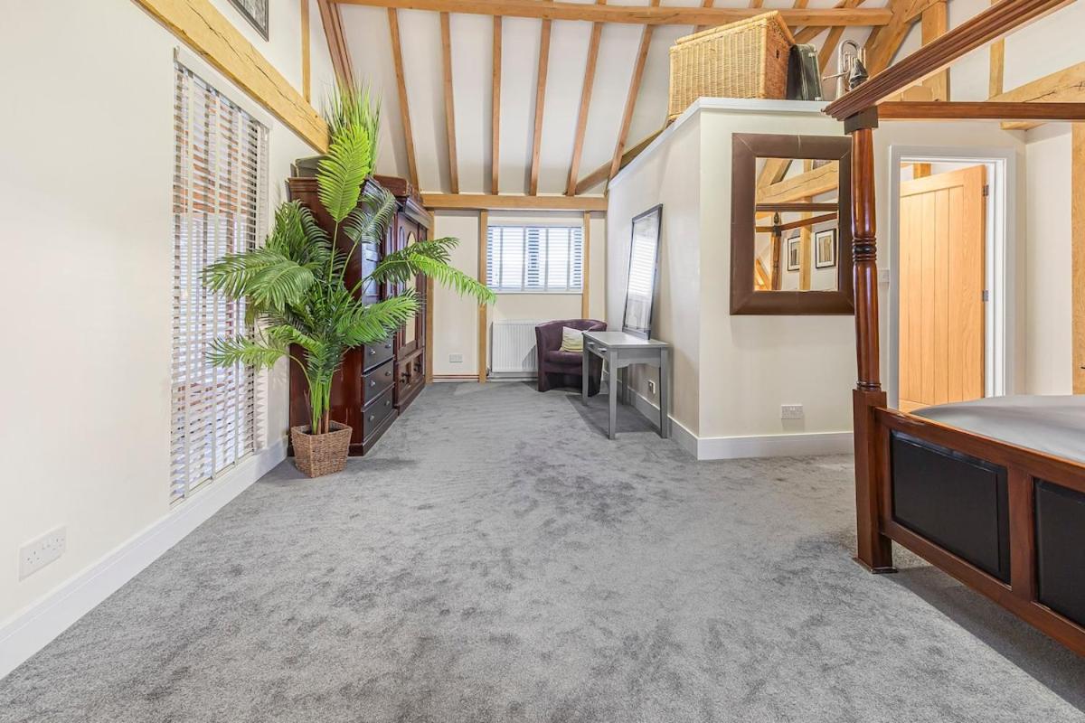 The Dairy Cottage with hot tub & pizza oven