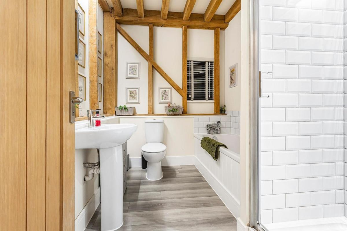 The Dairy Cottage with hot tub & pizza oven