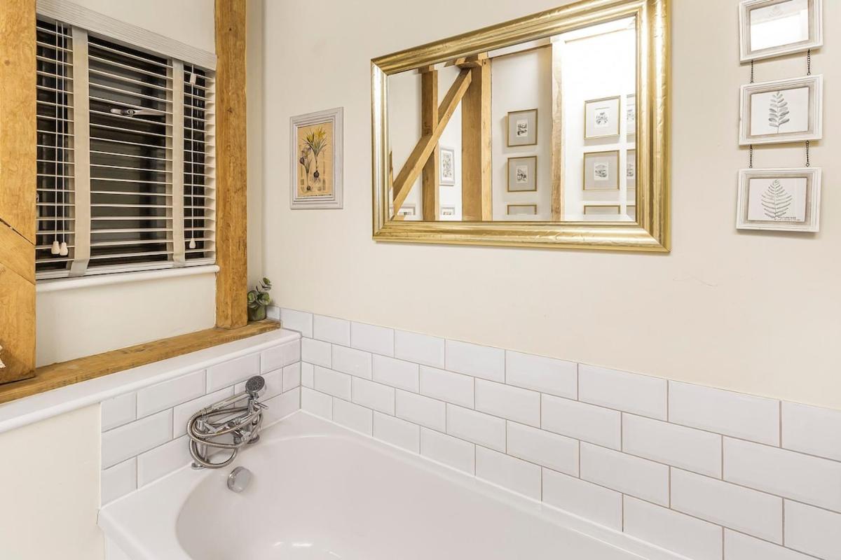 The Dairy Cottage with hot tub & pizza oven