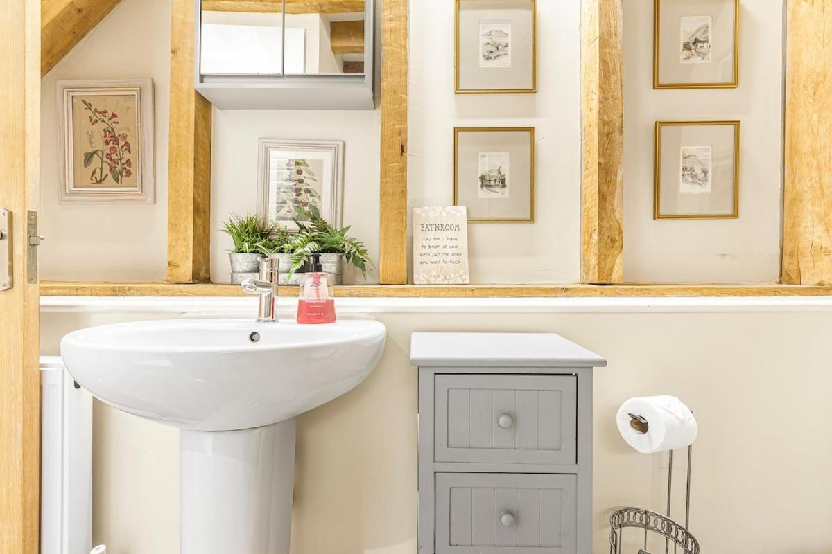 The Dairy Cottage with hot tub & pizza oven