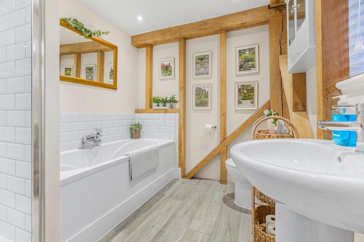 The Dairy Cottage with hot tub & pizza oven