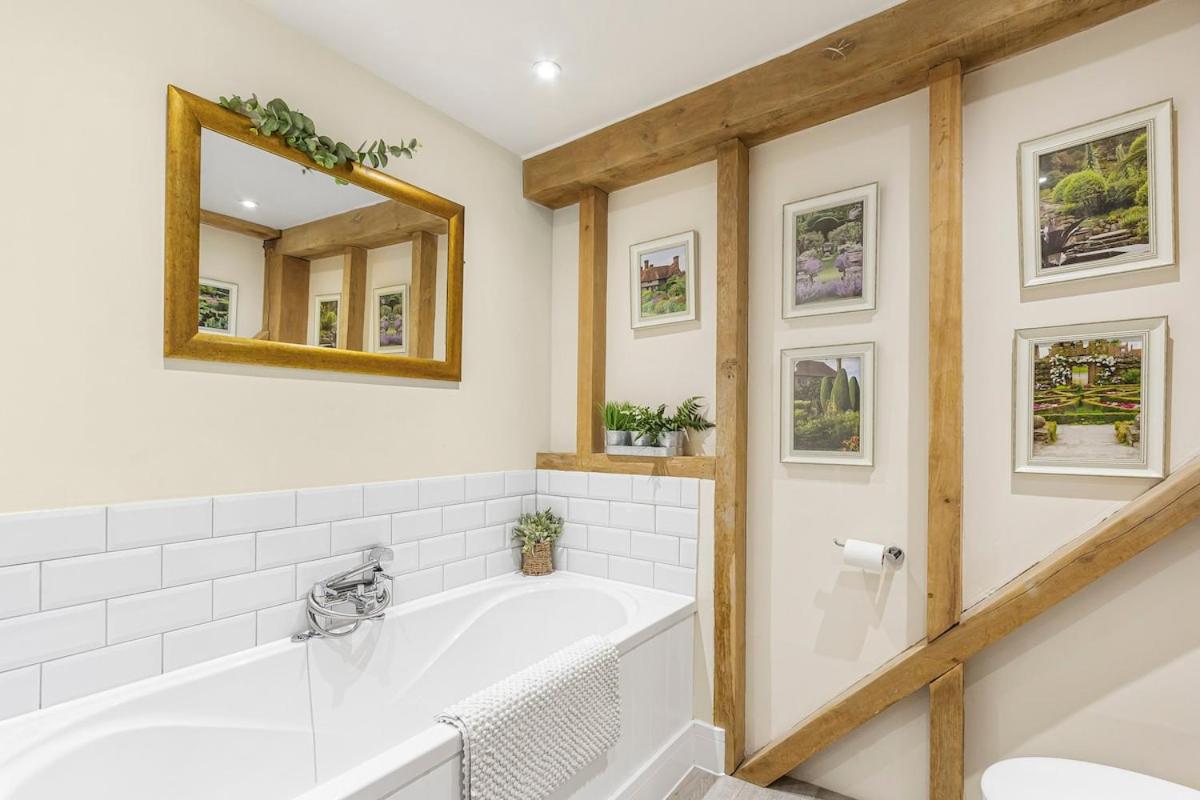 The Dairy Cottage with hot tub & pizza oven