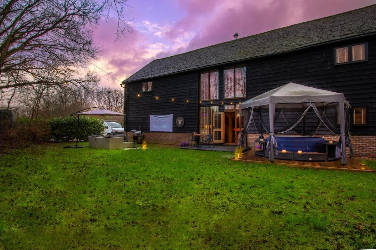 The Dairy Cottage with hot tub & pizza oven
